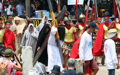 <p><strong>NOT THIS YEAR.</strong> For the second straight year, Filipinos must let go of traditional Holy Week activities as the Covid-19 pandemic is still around. In Manila, local officials and the Catholic Church agreed on Friday (March 26, 2021) on a 10-percent seating capacity inside churches and scrapping of events outside. <em>(PNA file photo)</em></p>